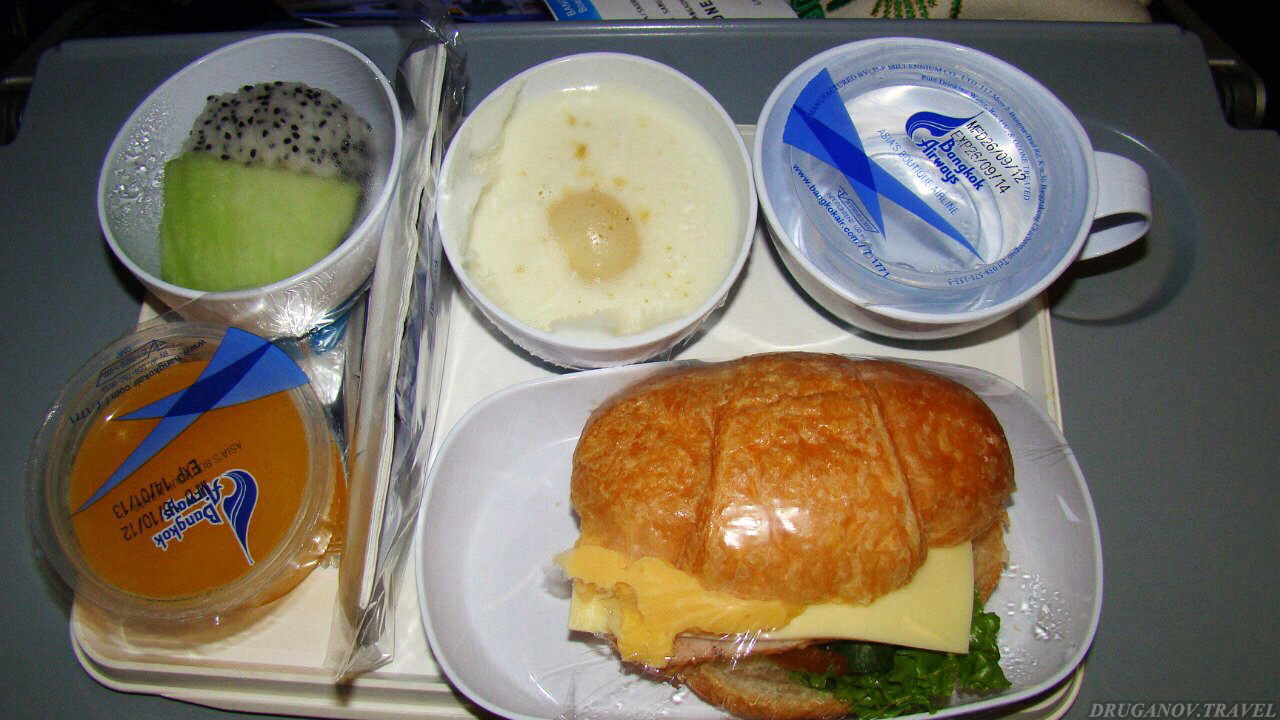 Что можно брать из еды в самолет. Еда в самолете. Еда с собой в самолет. Перекус в самолет. Перекус в самолет с собой.