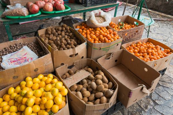 зимние фрукты на рынке в Абхазии