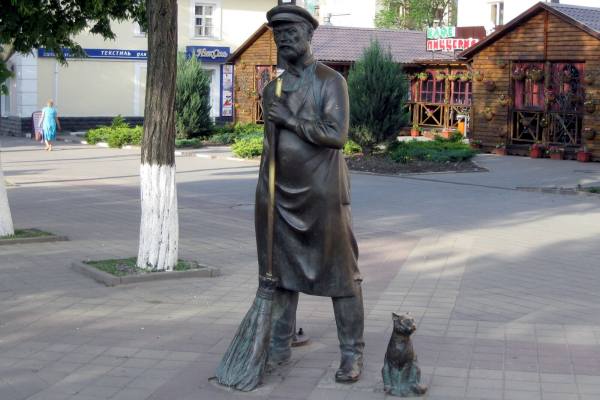 памятник дворник с котом на Арбате Белгорода детям