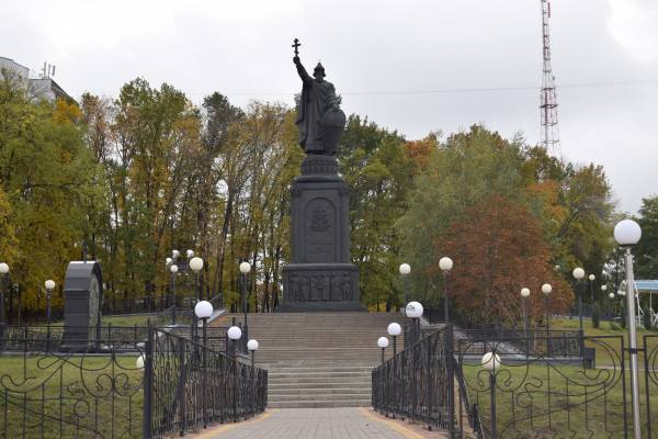 князю Владимиру памятник в Белгороде с ребенком