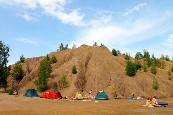 люди отдыхают с палатками