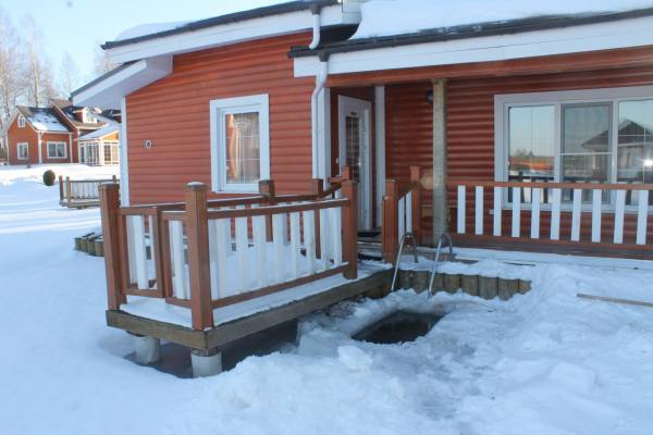 дом и купель после бани в отеле коновалово в подмосковье зимой