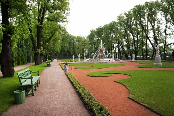 влюбленной паре посещение Летнего сада в Петербурге