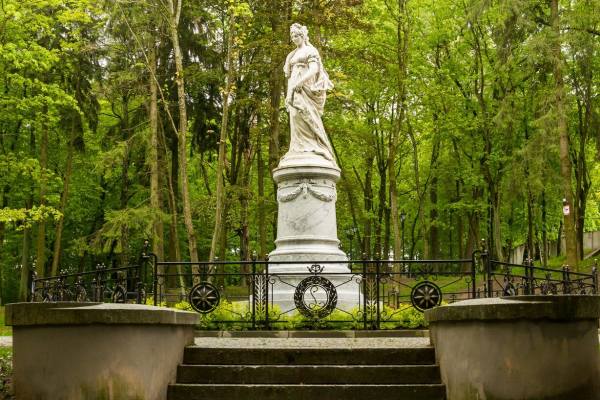 памятник королеве Луизе в парке г Советск