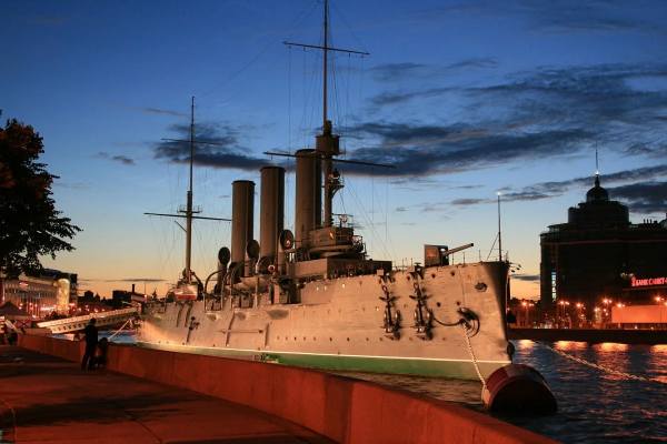 вечерняя набережная и крейсер Аврора