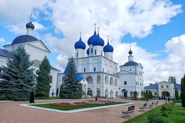 крупный монастырь города серпухов