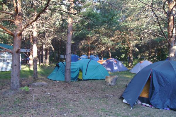 палатки на берегу Плещеево озера