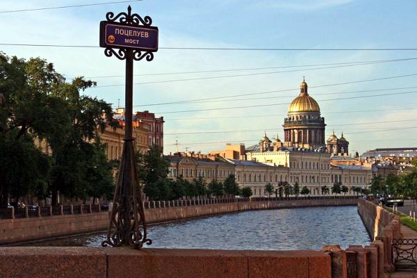 вид с моста Поцелуев в Петербурге