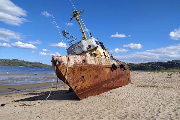 старый корабль на пляже