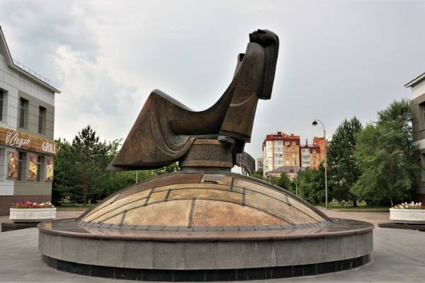 скульптура Нежность на площади Влюбленных в Тюмени