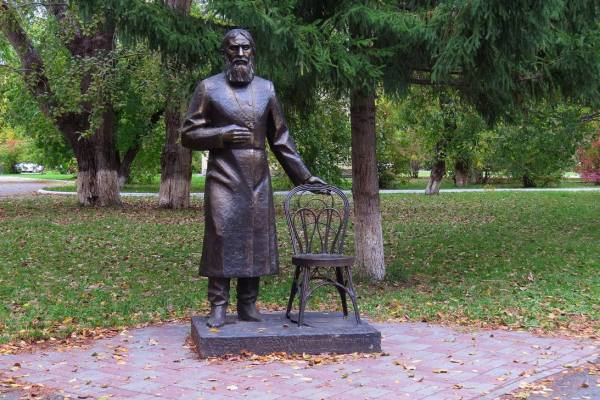 Григорий Распутин скульптура в Тюмени