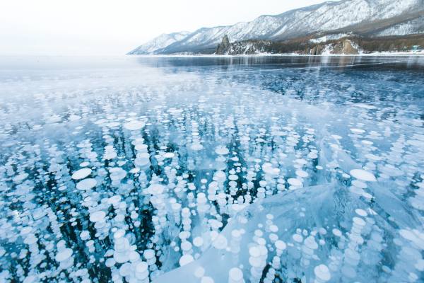толща льда зимнего Байкала