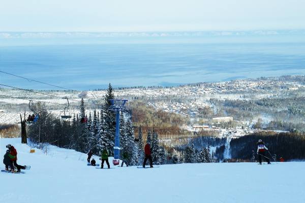 горные лыжи на зимнем Байкале озере